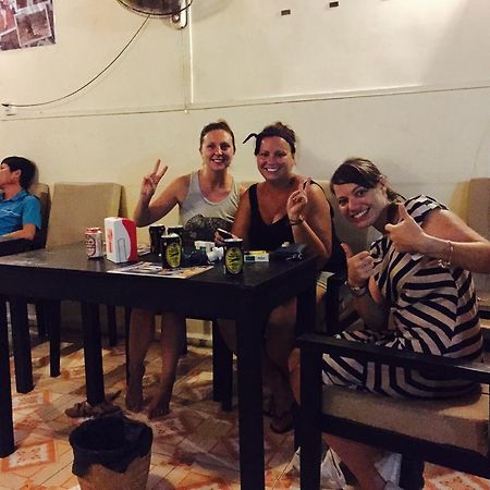 The Happy House Hostel Phnom Penh Bagian luar foto