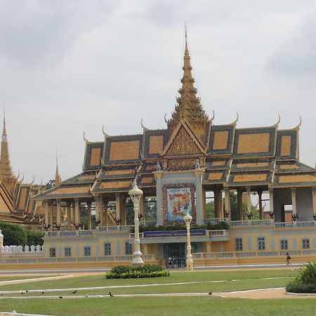 The Happy House Hostel Phnom Penh Bagian luar foto