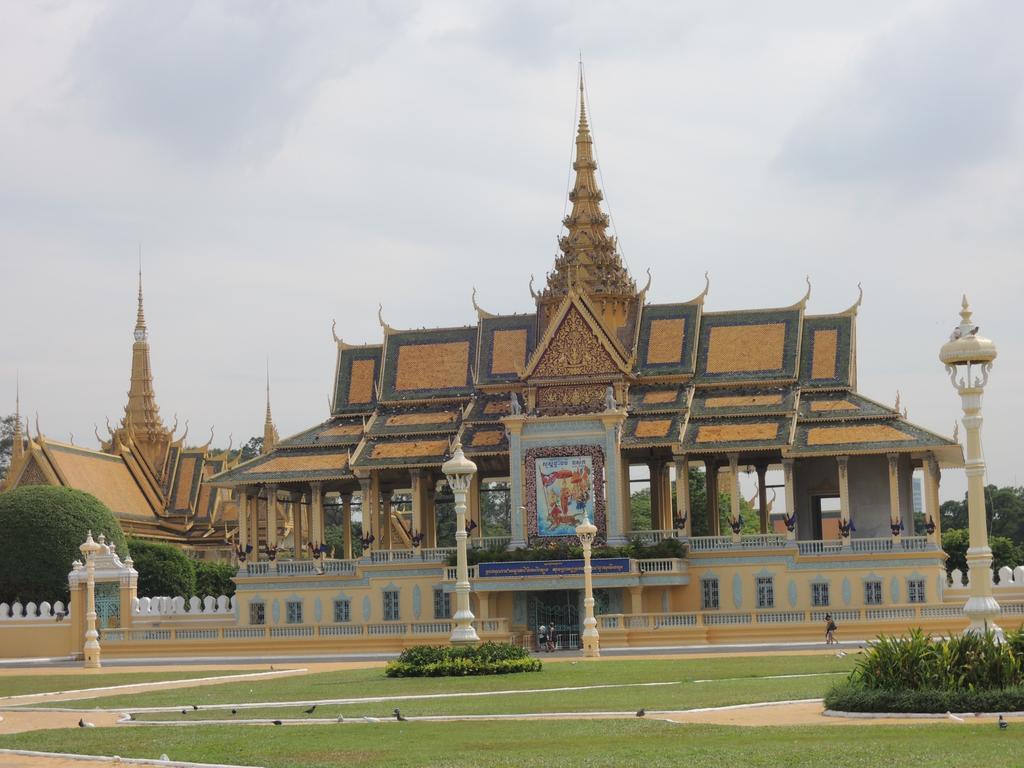 The Happy House Hostel Phnom Penh Bagian luar foto