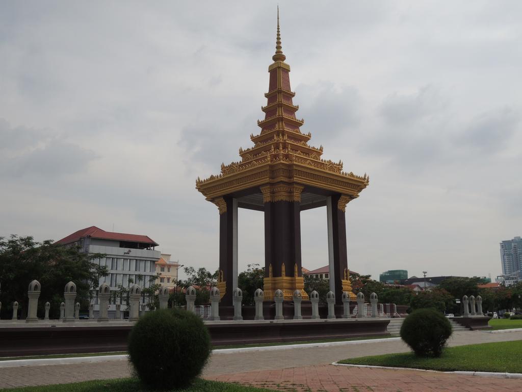 The Happy House Hostel Phnom Penh Bagian luar foto