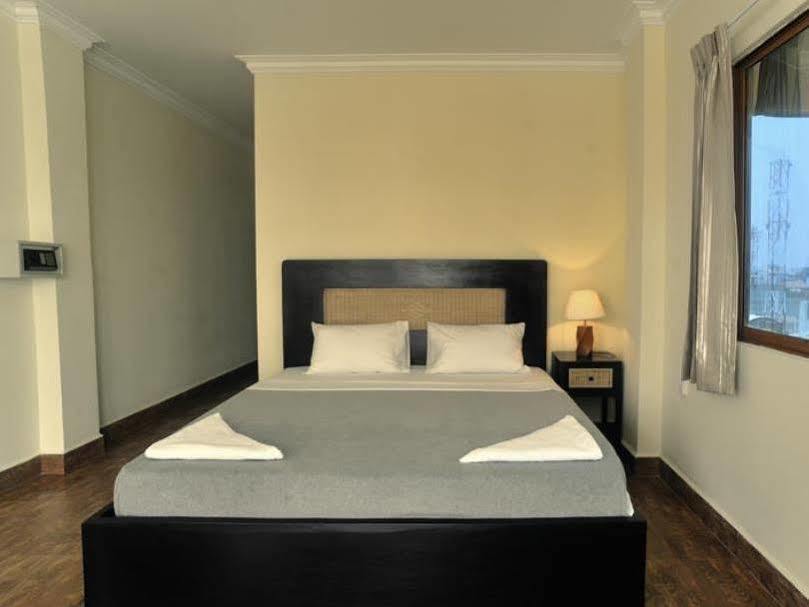 The Happy House Hostel Phnom Penh Bagian luar foto