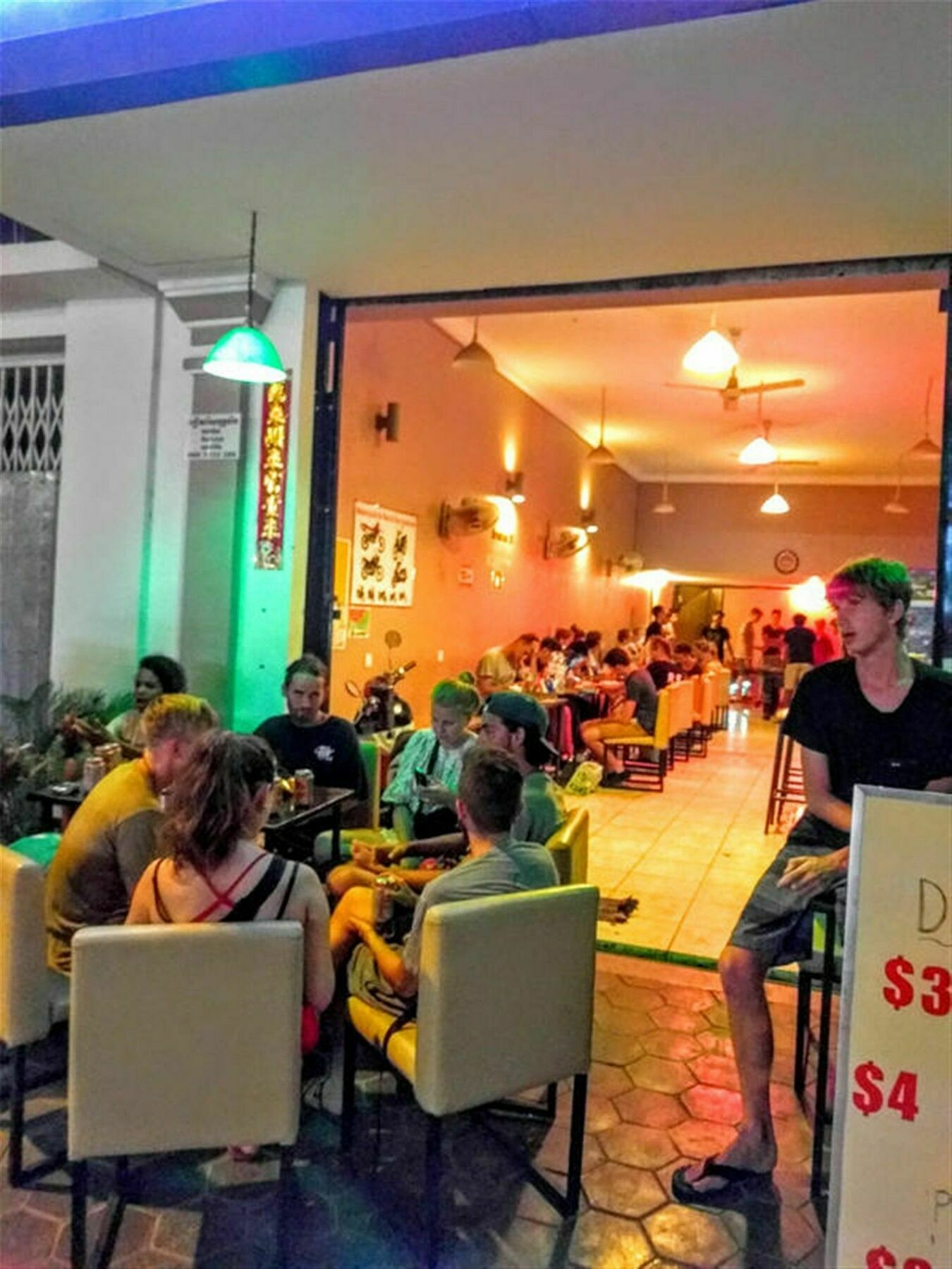 The Happy House Hostel Phnom Penh Bagian luar foto